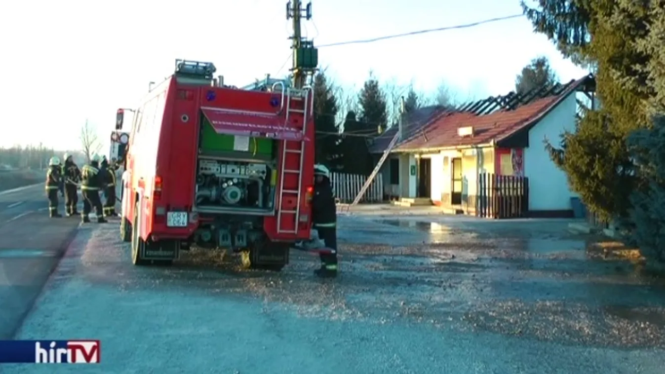 Tüzet fogott az élelmiszerbolt és a kocsma teteje