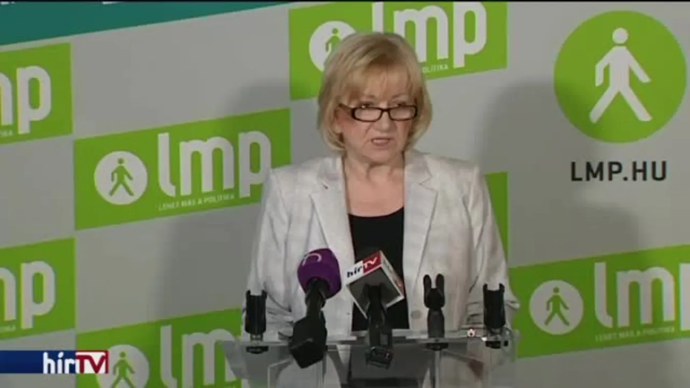 Schmuck Erzsébet megy, Szél Bernadett jön