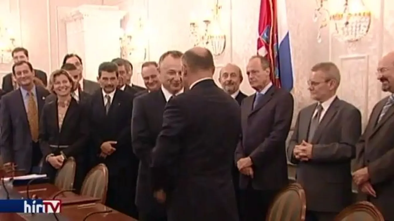 Korrupció, acsarkodás, nemzetközi perek