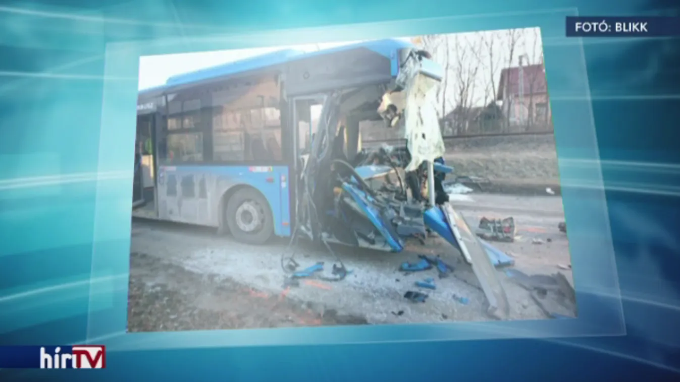 Kukásautóba rohant a csuklós busz