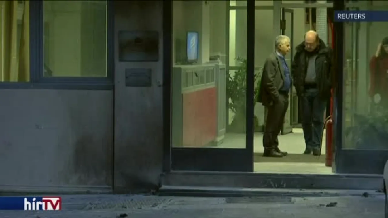 Molotov-koktélokat dobtak a kormánypárt székházára