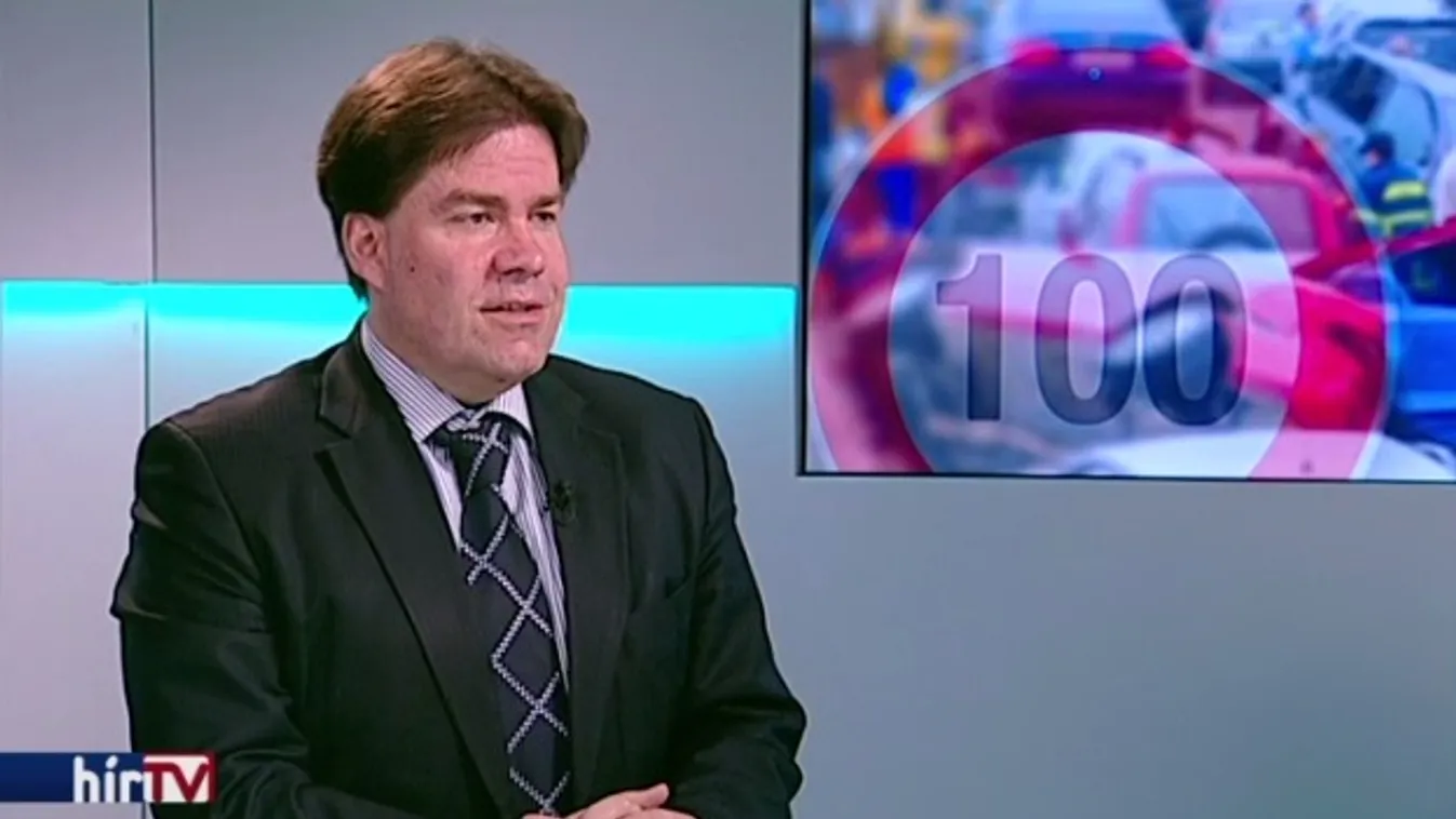 Rendőrgázolás és tömegbaleset az autópályán