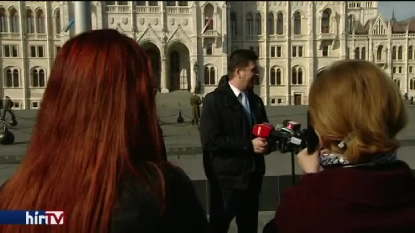 Tüntetne is a Jobbik a gumiégető ellen