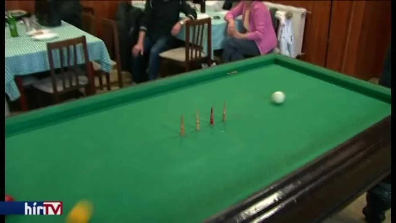 Koccantak a golyók, egymás kilökése, ledöntése a cél