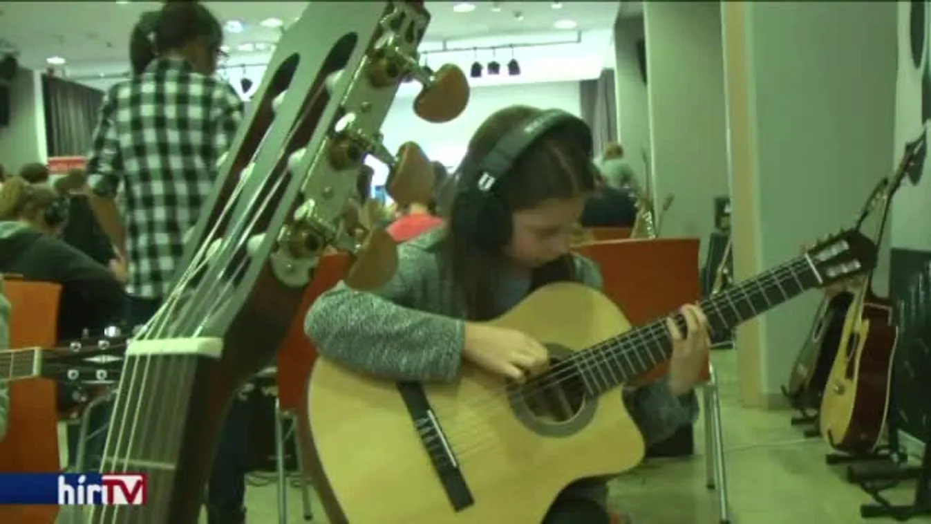 Szolnokon mutatkozott be a Hangszert a kézbe