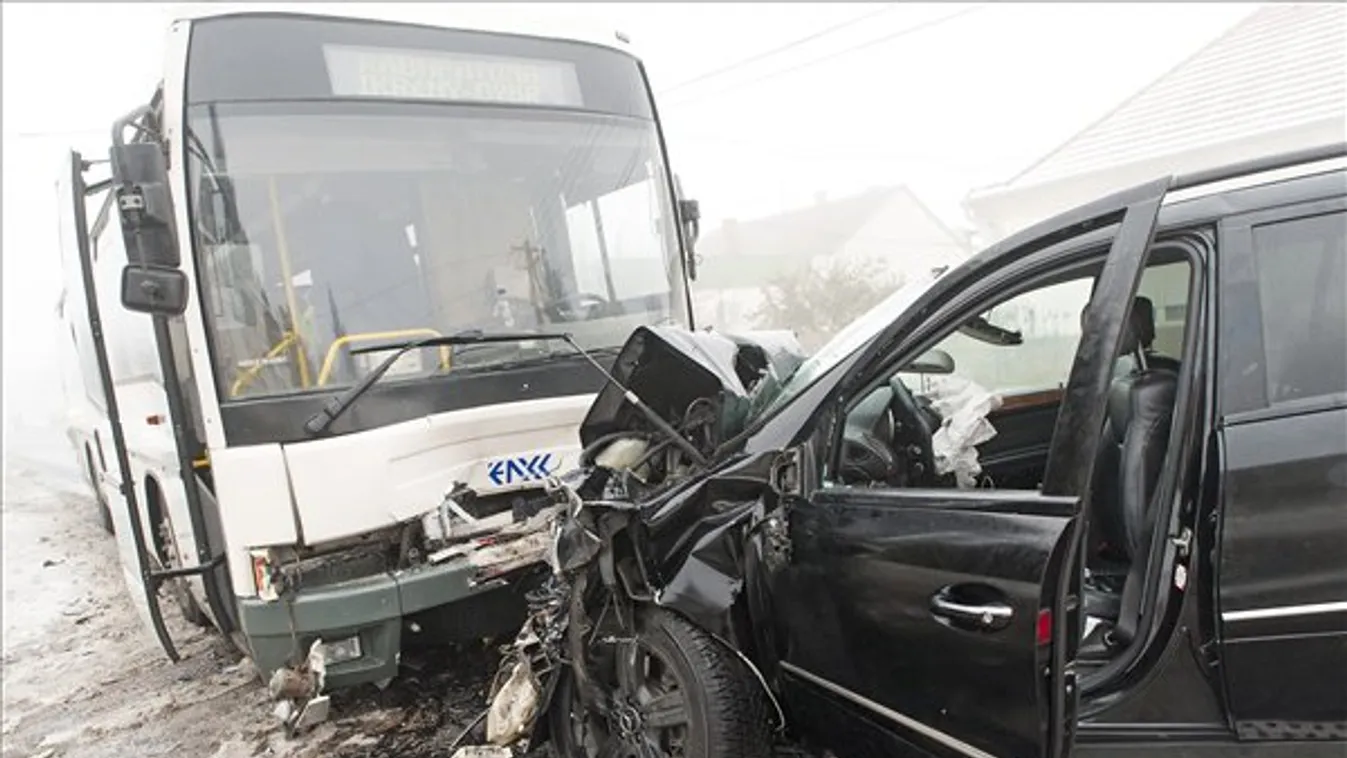 Buszba szaladt egy terepjáró, tucatnyi sérült
