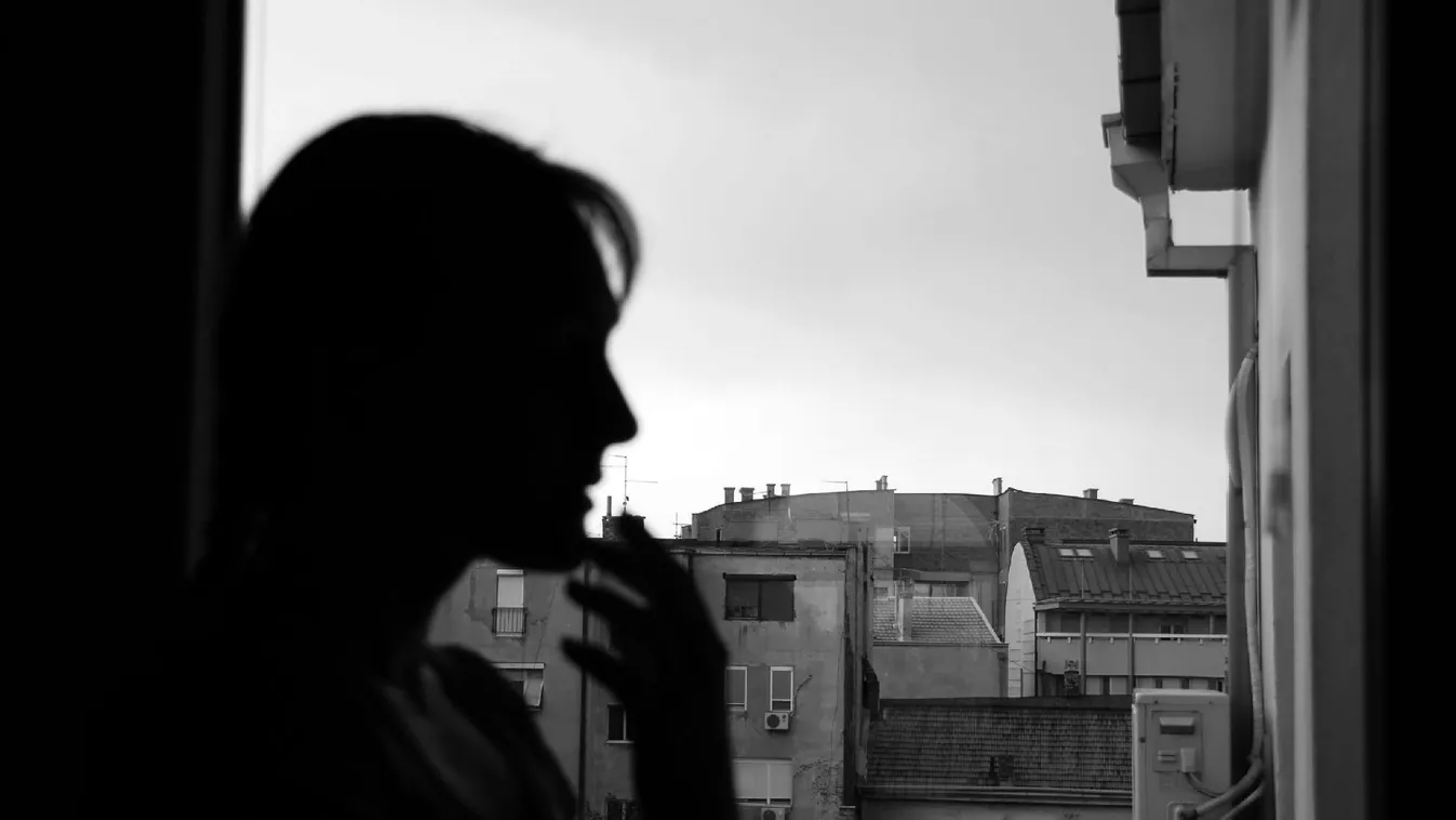 Napi tizenöt szál cigaretta