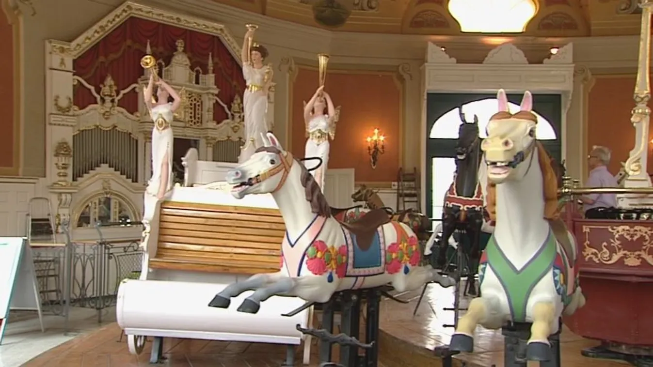 Újra felülhetnek a felújított műemlék körhintára