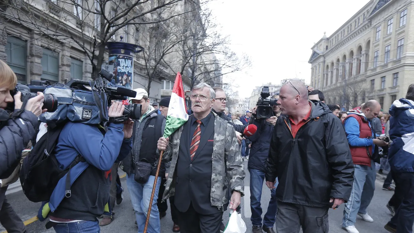 Bábuk és a forradalom