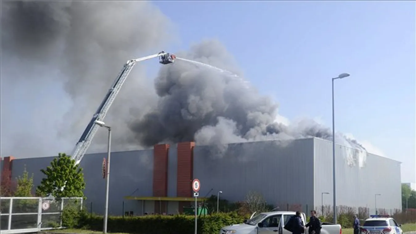 Kigyulladt egy gyógyszergyár épülete Budaörsön