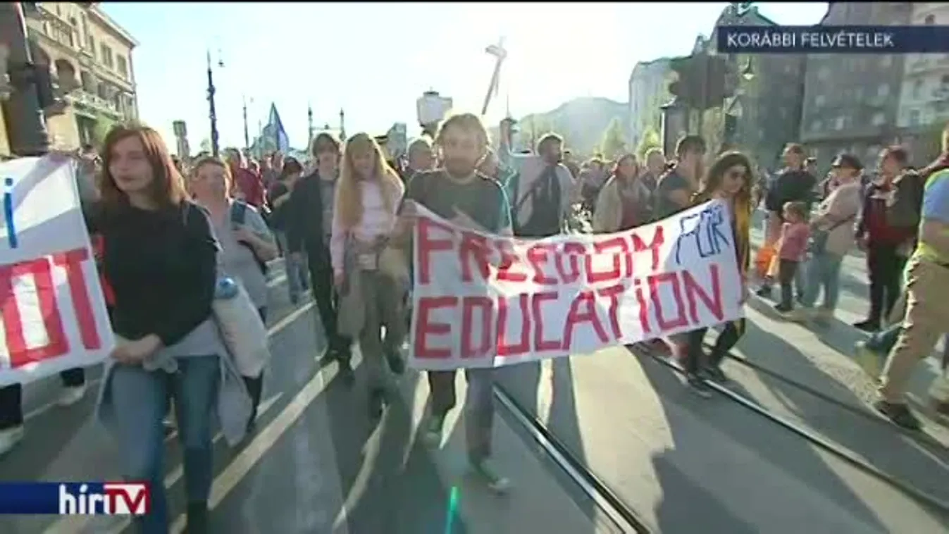 CEU-s kitűzőjük miatt kaptak a fiatalok