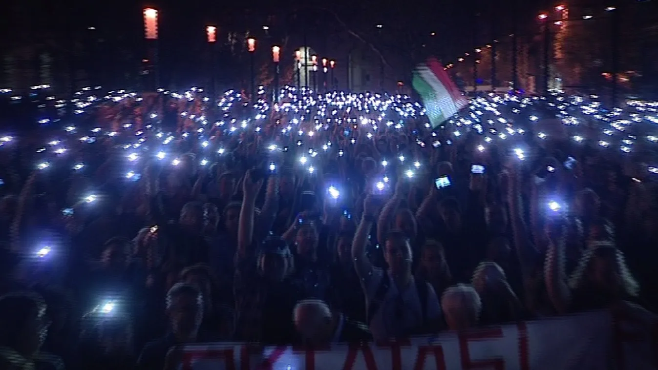 Tízezres tömeg demonstrált a CEU mellett