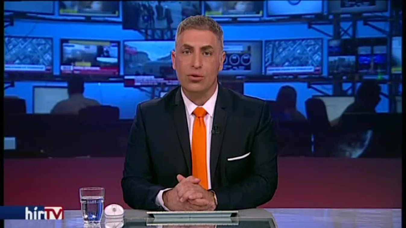 Tüntetett a DK a parlament előtt