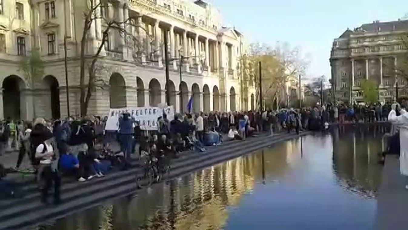 Tüntetés a CEU mellett