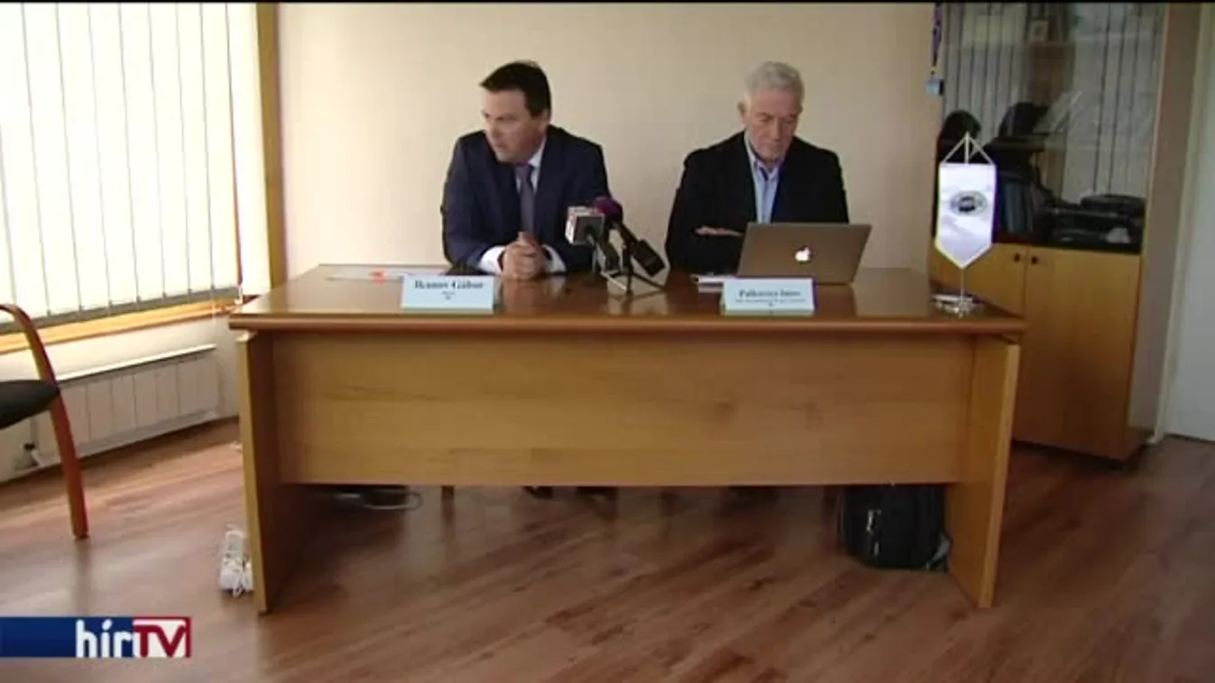 Tárgyalóasztalhoz ül a kormány