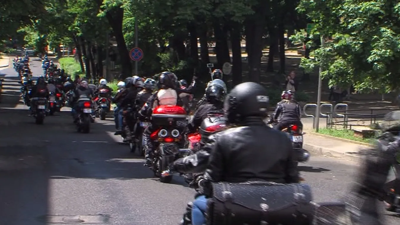 Motorosok vették be a várost