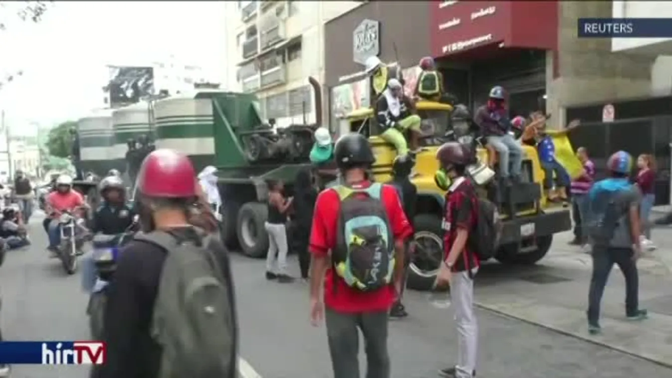 Molotov-koktélokkal támadtak az egyenruhásokra, ezúttal az orvosok