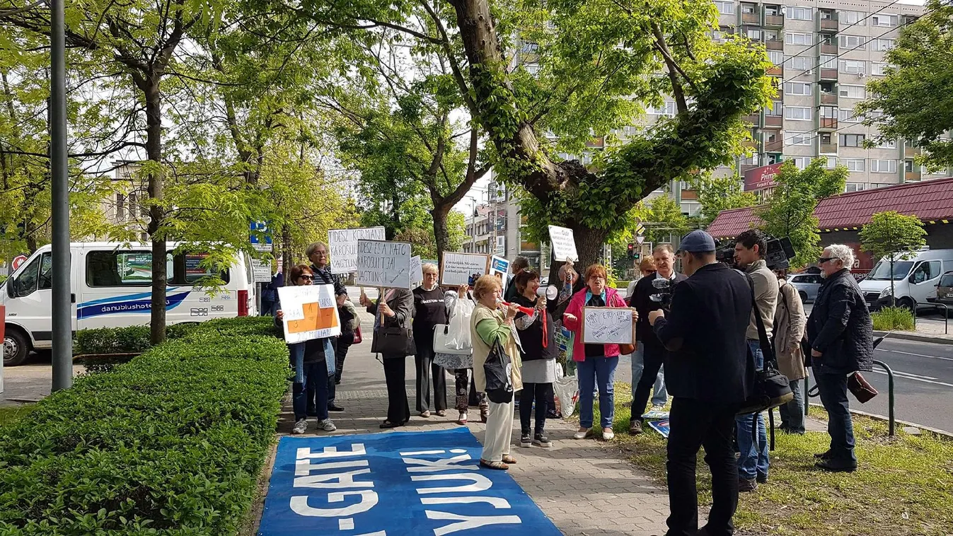 Tüntetők várták a MOB-tagokat