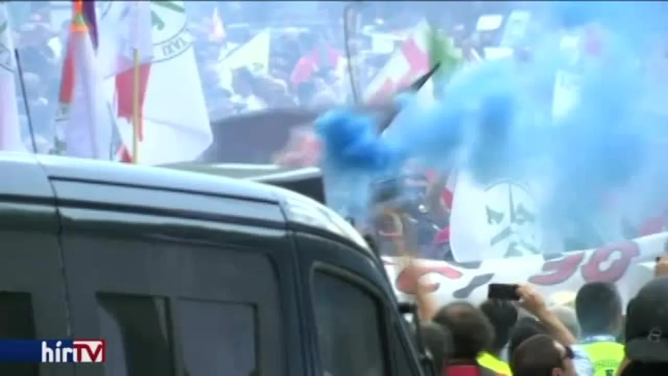 A közösségi fuvarozók ellen tüntetnek a taxisok