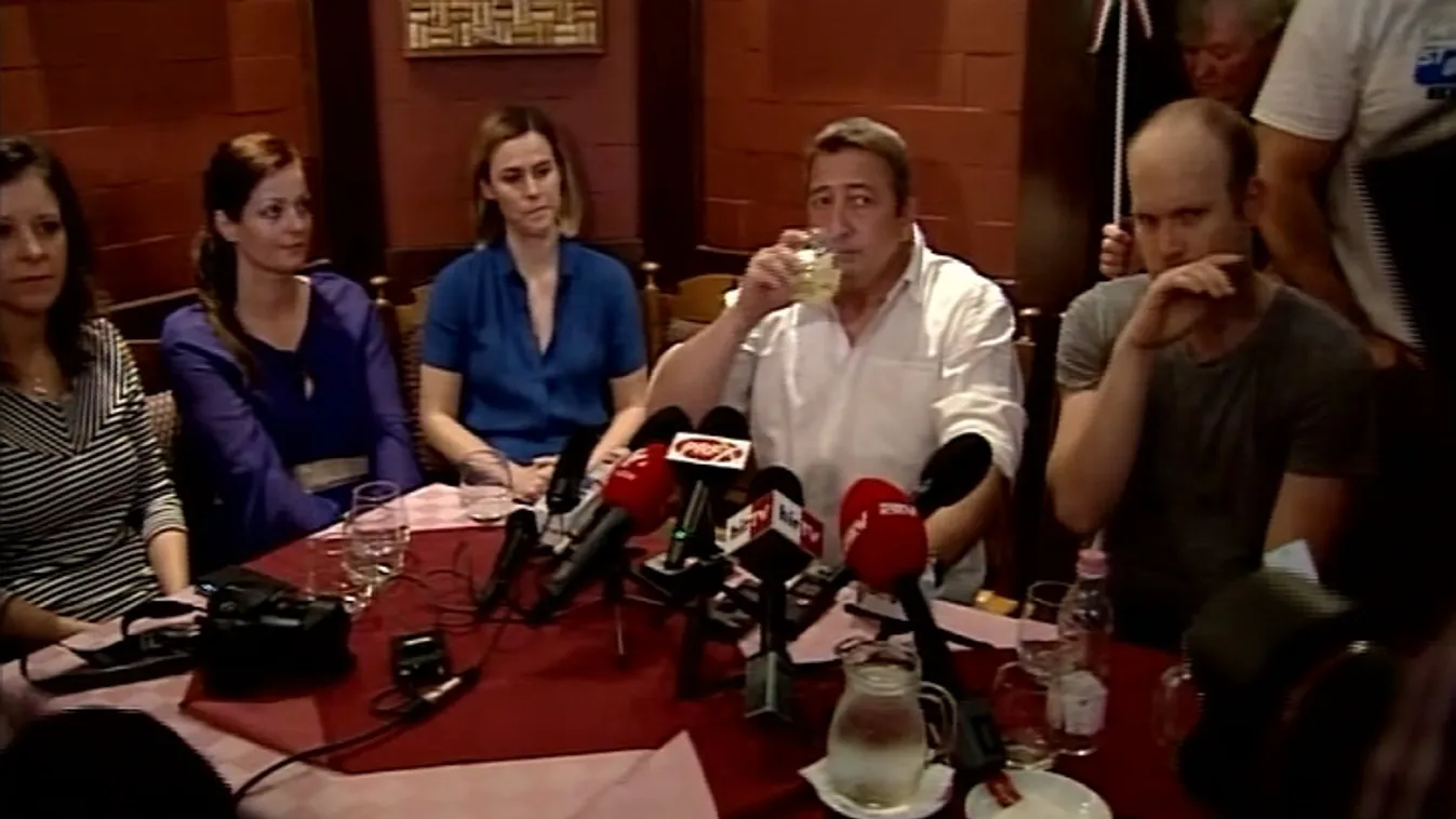 Civilekkel kávézott Bayer Zsolt