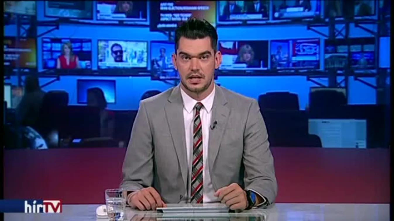 Játékpénzt dobáltak Orbán házánál