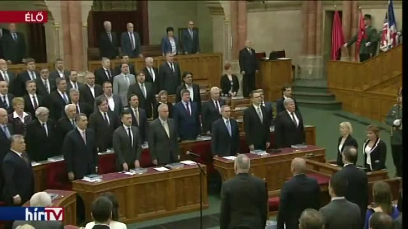 Áder János esküt tett – a teljes beiktatás