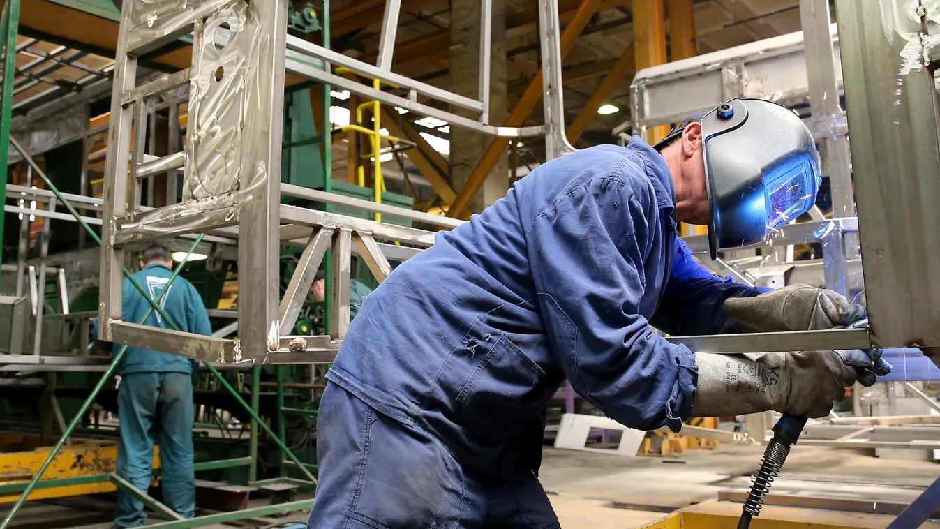 Versenyképességünk bánja a magas bérterheket