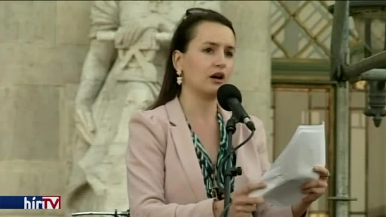 Már a Kossuth téren a tömeg – élő kapcsolás 20 órakor