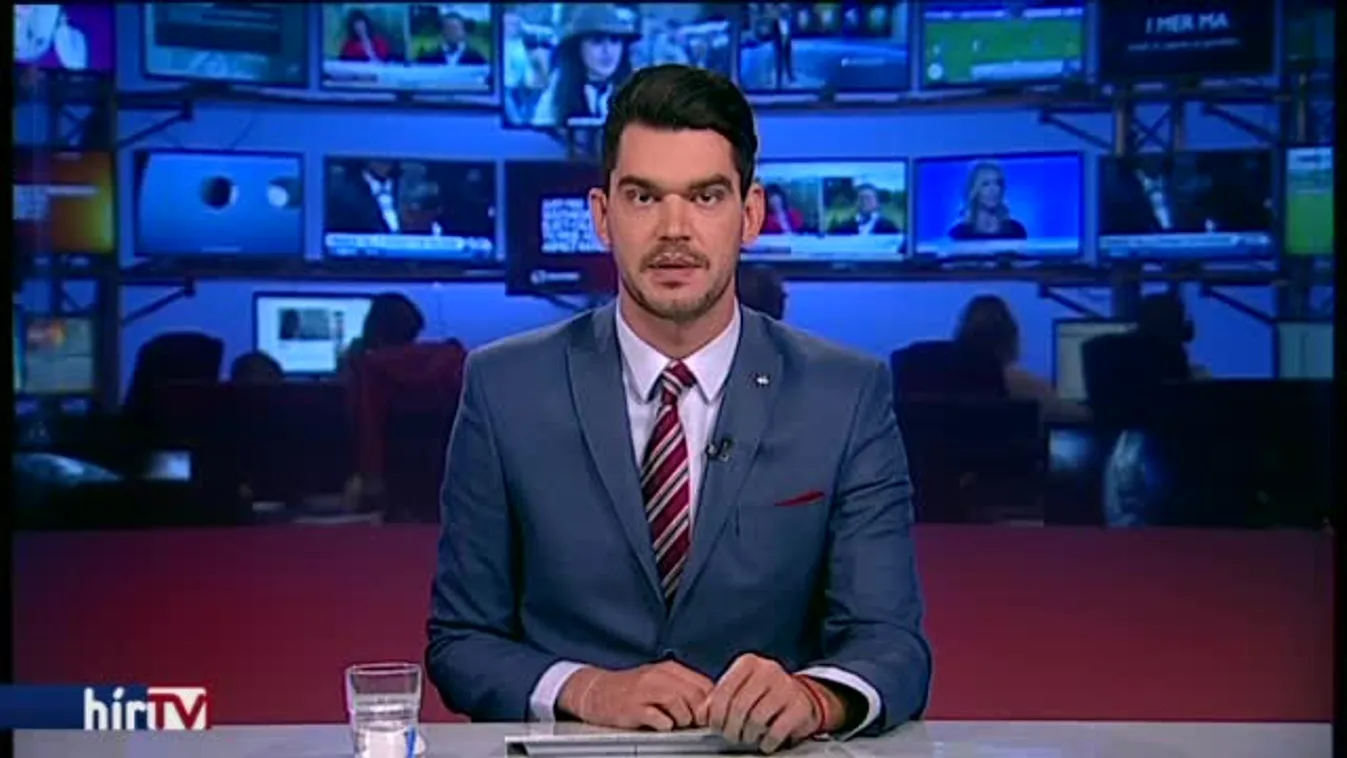 A gödi Topház mellett tüntettek a szülők