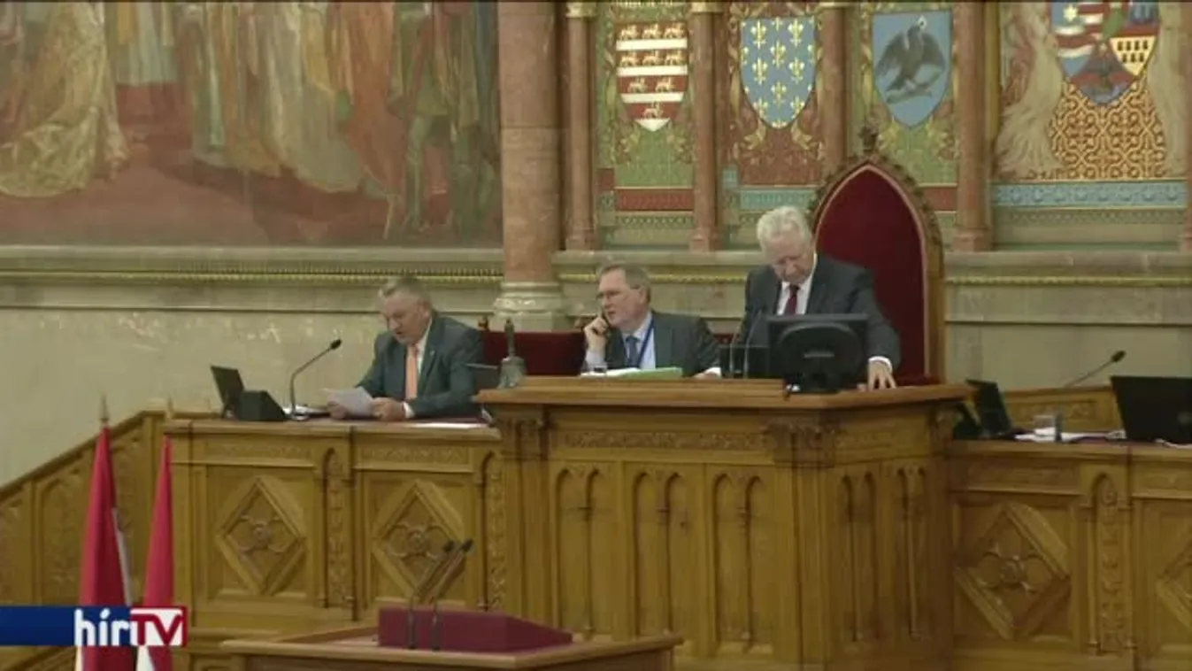 Esküt tesz Paks II államtitkára, vitáznak a lex-Simicskáról