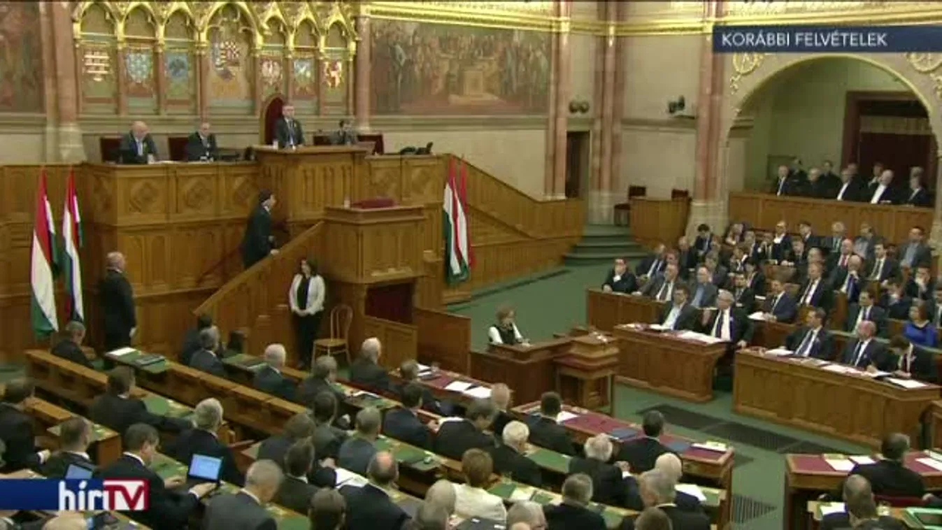 Áder ma újra esküt tesz