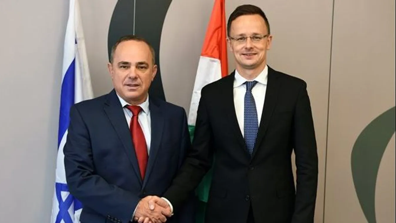 Önvezető autókról tárgyalt Szijjártó