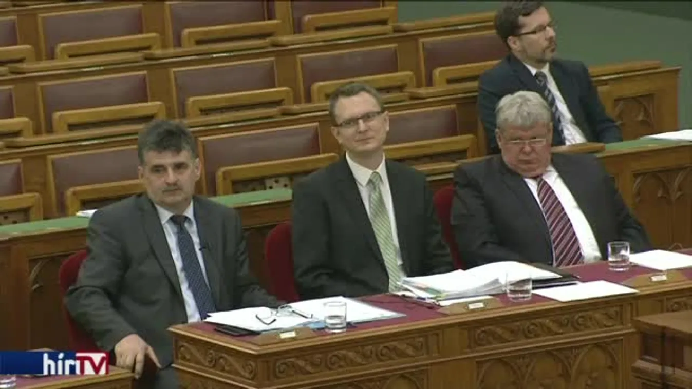 Már napirend előtt megkezdődtek a csörték