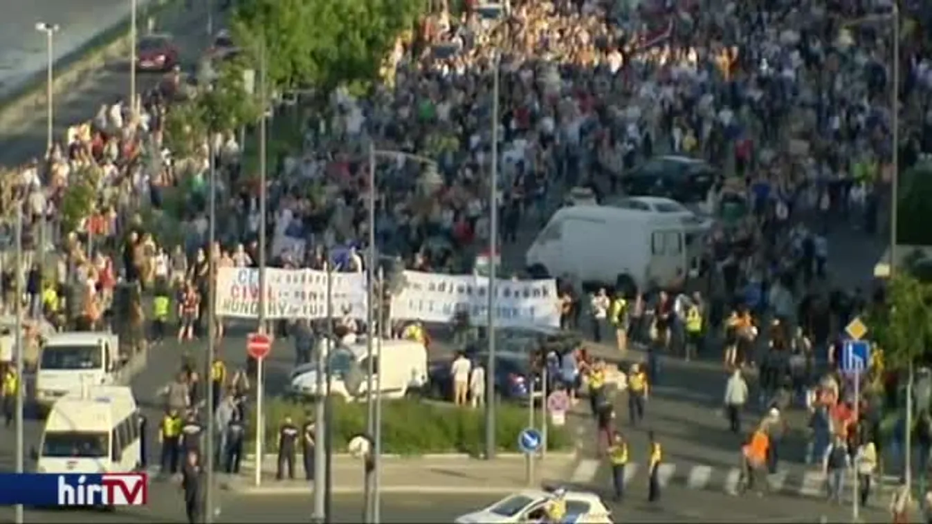Hömpölyög a tömeg a Kossuth tér felé, több ezren tüntetnek – élő kapcsolás 19 órakor