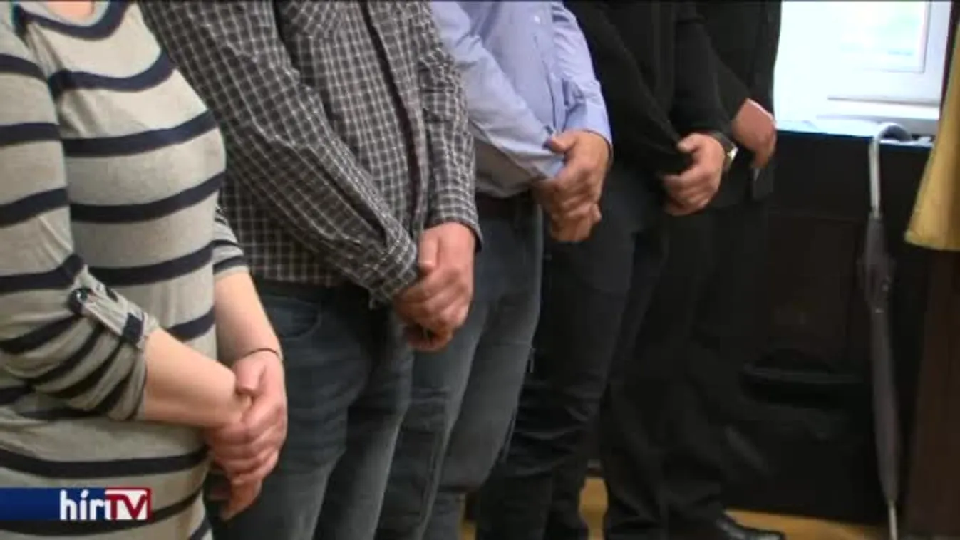 Hamis útlevelekkel sefteltek