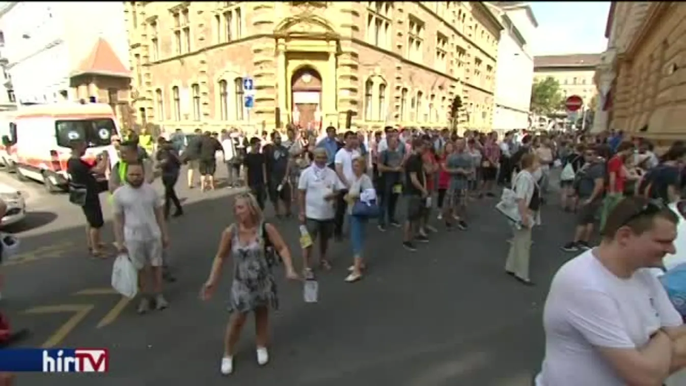 60 helyett 10 – addig tüntetnek, amíg meg nem egyeznek