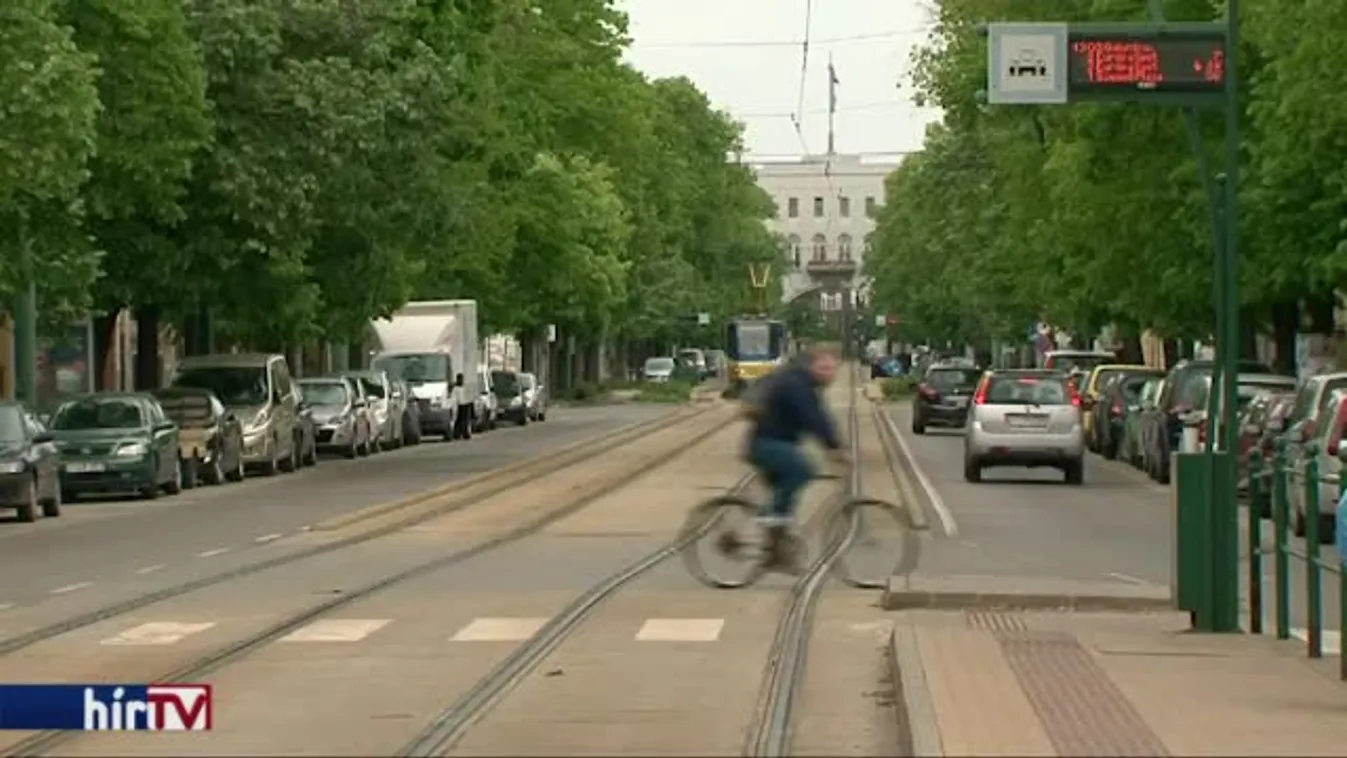 Felfüggesztették, mégis szerződtek Lázár vasúti villamosára