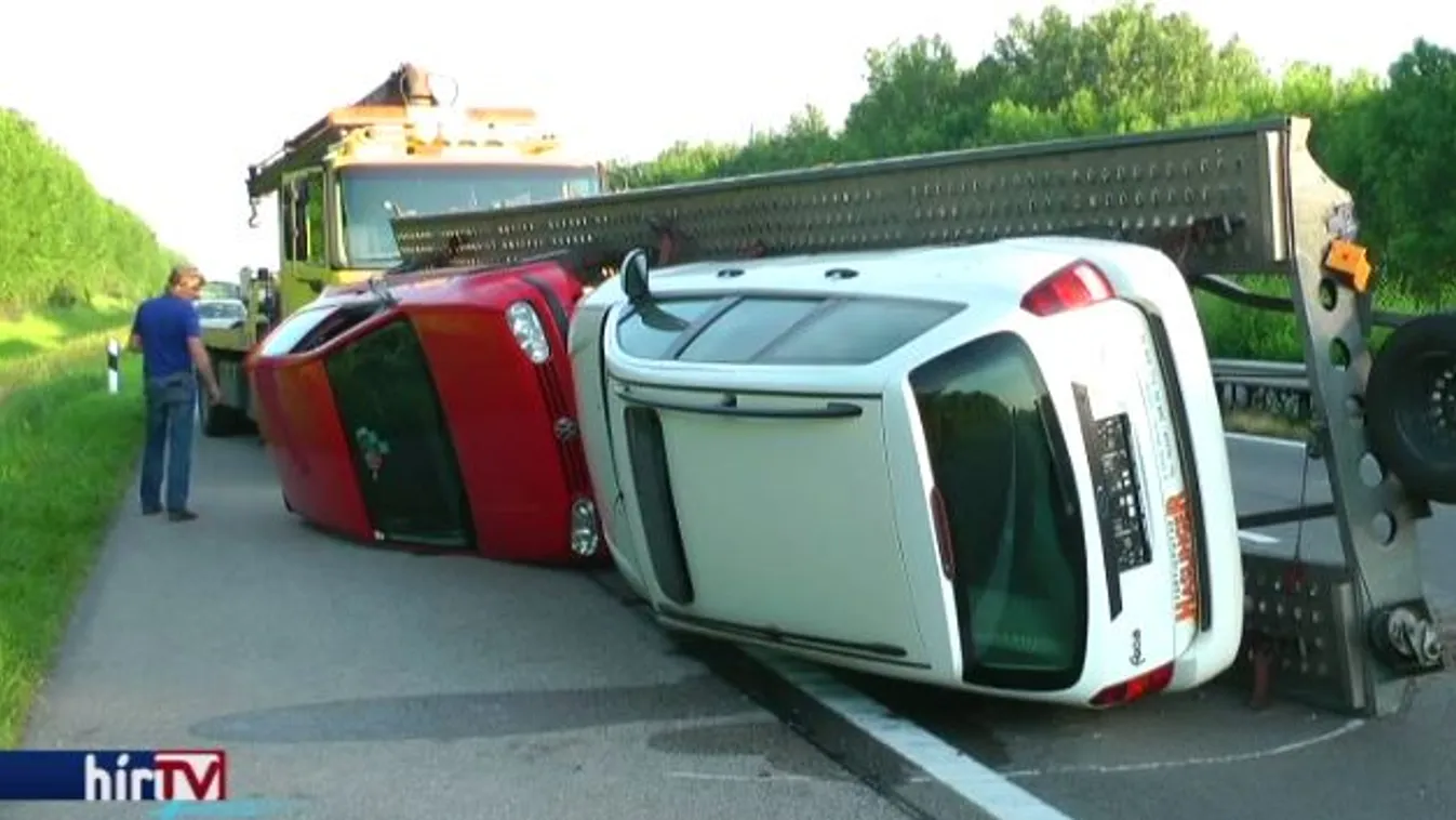 Autószállító borult fel az M5-ösön