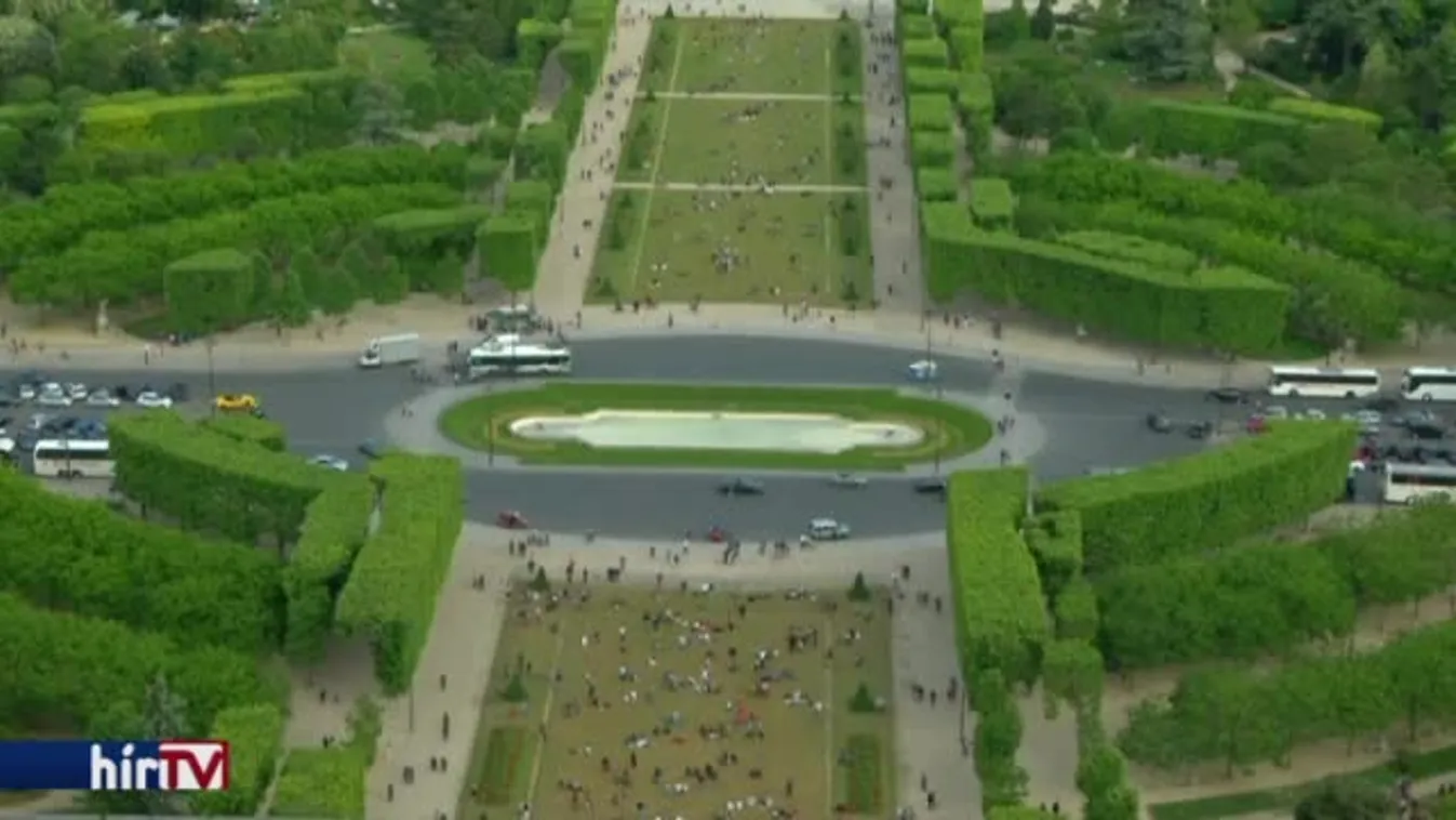 Teniszlabdás csúszdázással csábítanák a turistákat Párizsba