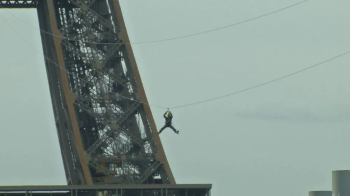 Teniszlabdás csúszdázással csábítanák a turistákat Párizsba