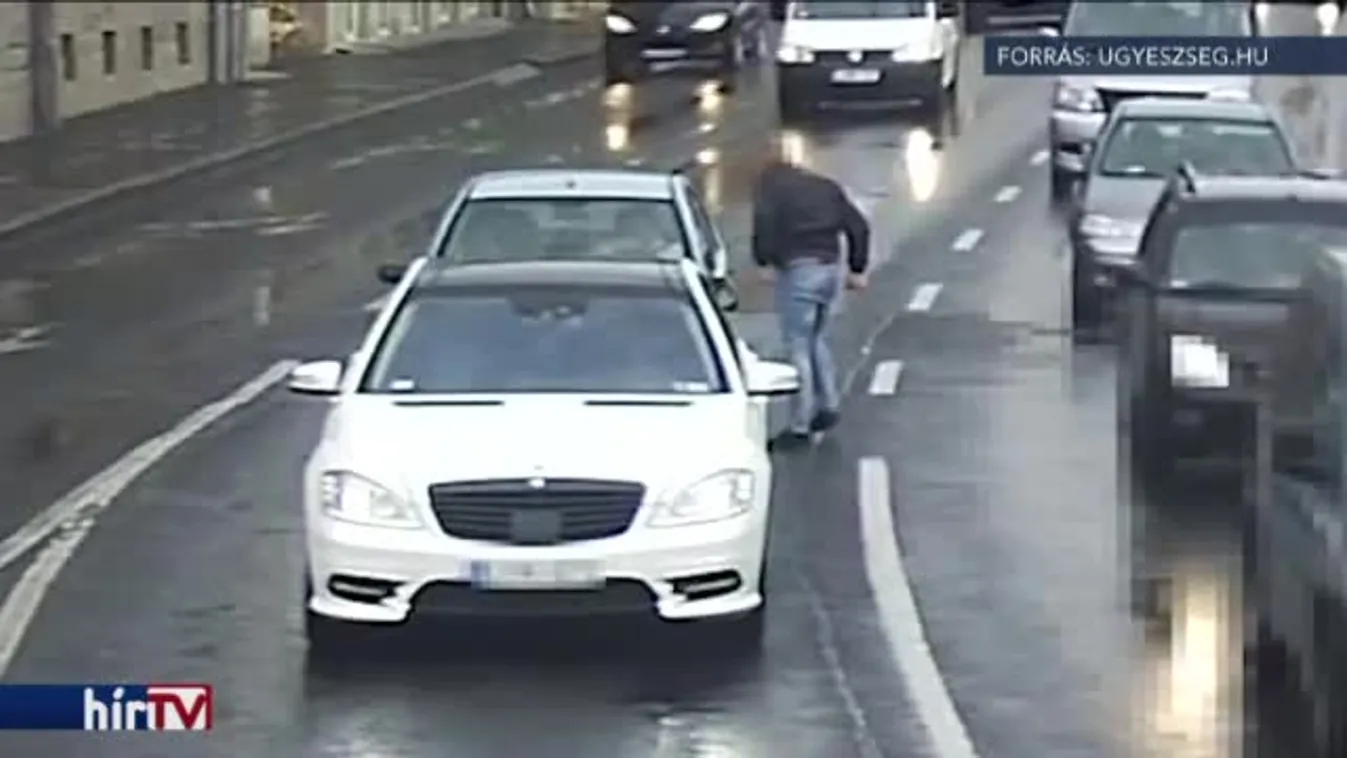 Lerúgta a tükröt, és fenyegetőzve verte a szélvédőt