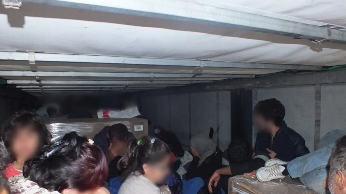 Harminckét migráns rejtőzött a raktérben