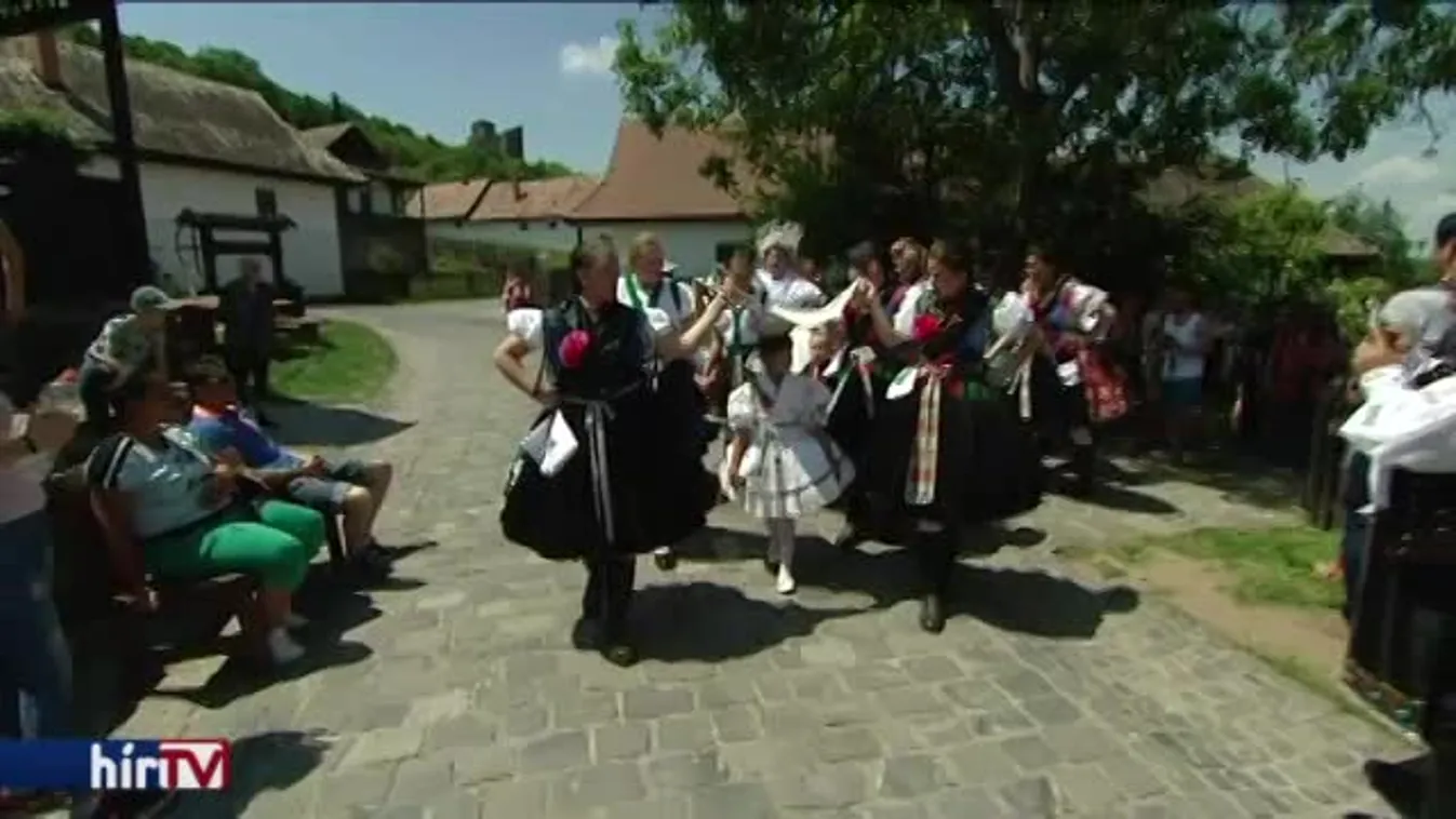 Pünkösdölés Hollókőn