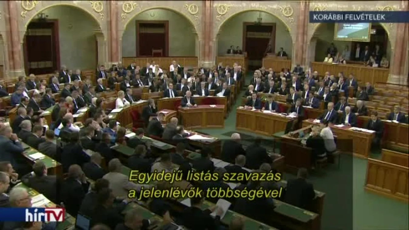 Áder nem aggályoskodott, aláírta a plakáttörvényt