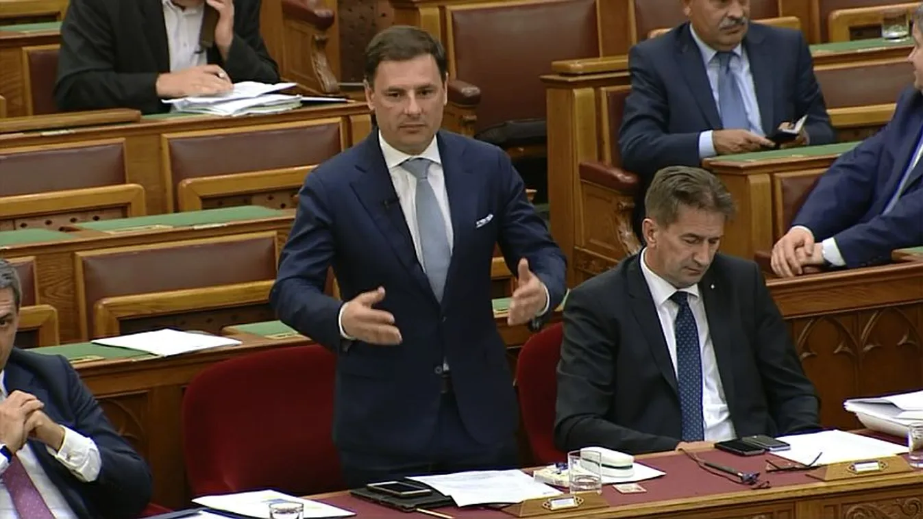 Nagyon titkolják a CÖF támogatását, helyette „simicskáznak”