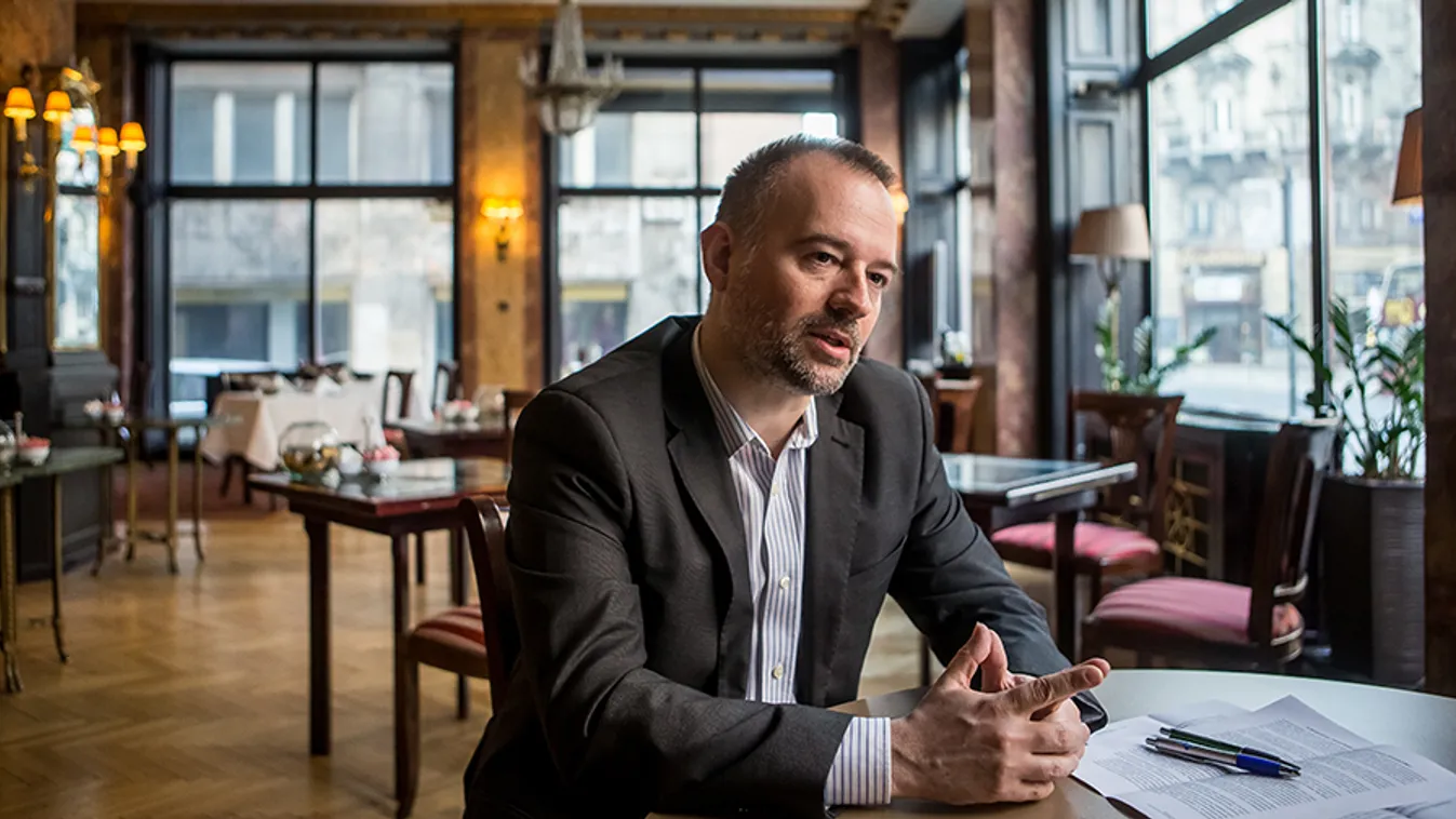 Lattmann Tamás: Alkotmányellenes lehet a plakáttörvény