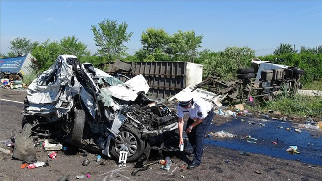 Két kamion és egy személyautó ütközött