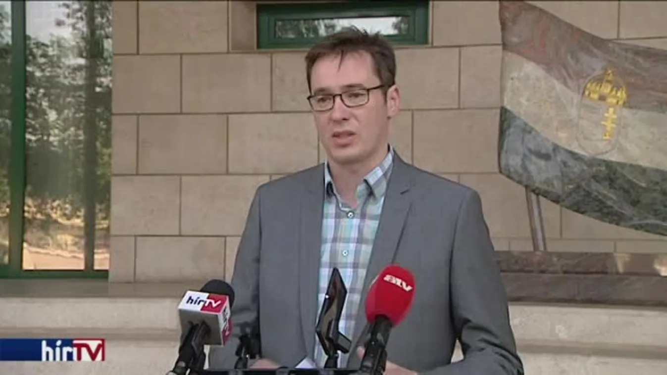 Párbeszéd: 50 százalékkal kellene növelni a pedagógusbéreket