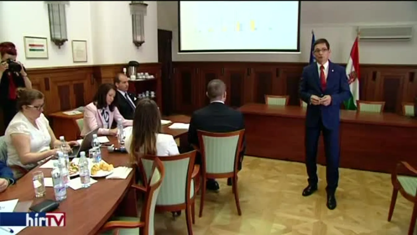 Nincs cigi és pletyka – távozik Karsainé