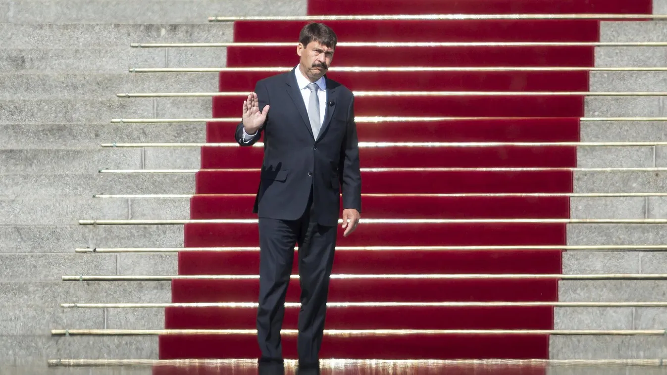 Te írd alá, János!